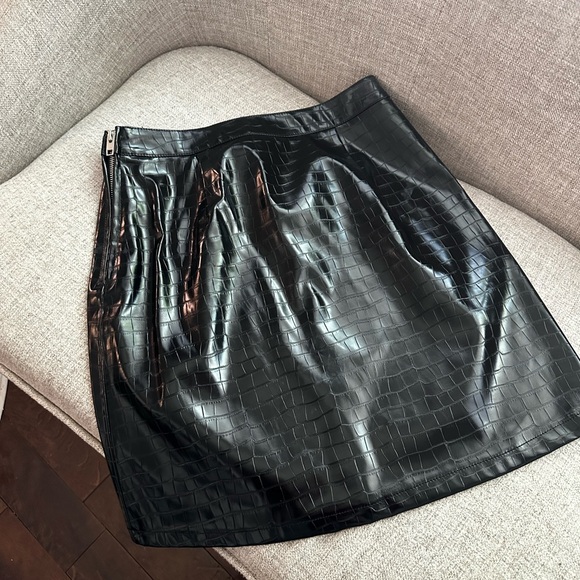 Black mini skirt - Picture 2 of 2